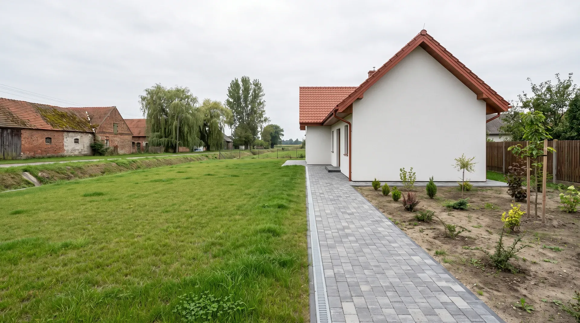 Ogród nowego domu na płaskiej działce w dolinie Odry w gminie Czernica