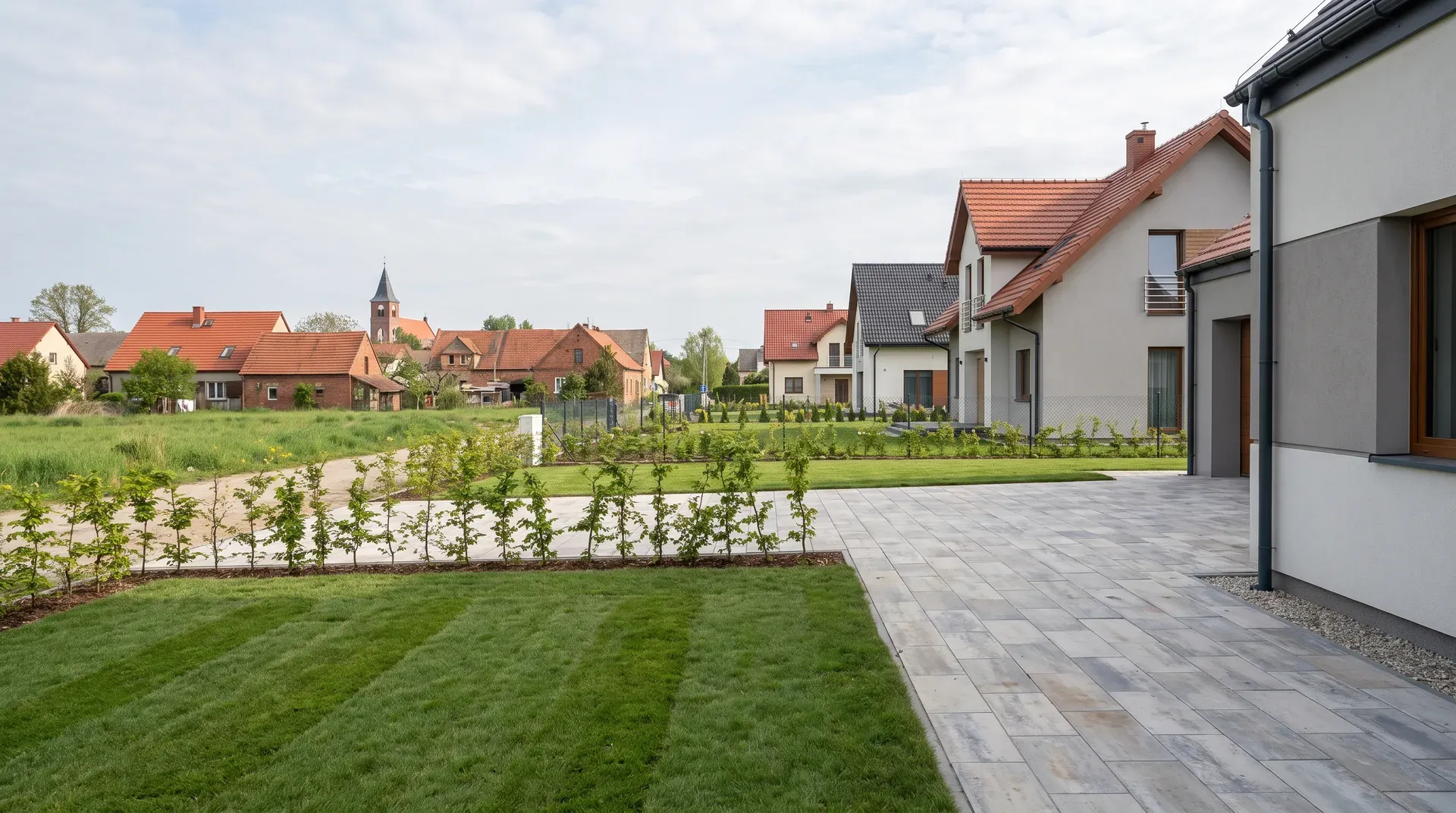 Nowe osiedle w Smolcu z ogródkami frontowymi, podjazdami z kostki i trawnikami