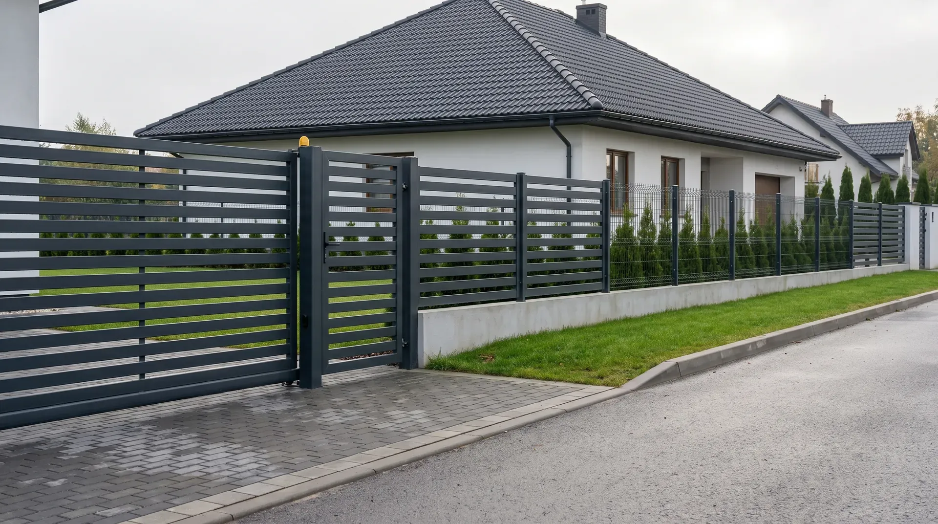 Antracytowe ogrodzenie panelowe z podmurówką i bramą przesuwną przy domu pod Wrocławiem