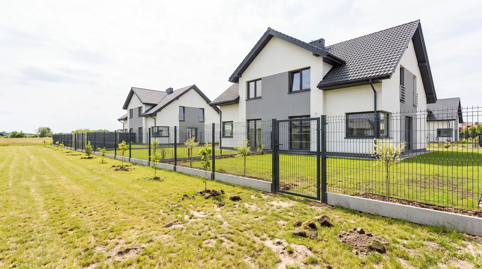 Nowe antracytowe ogrodzenie panelowe 3D z betonową podmurówką i bramą przy domu pod Wrocławiem